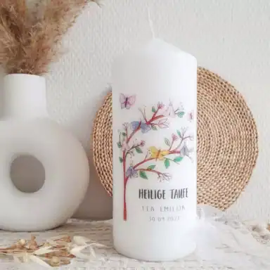 Kerze mit Name, Datum und Motiven für festliche Anlässe.